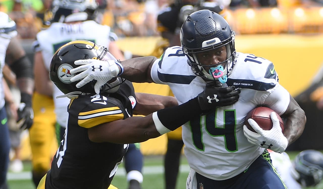 D.K. Metcalf #14 de Seattle Seahawks se quita a Sean Davis #21 de Pittsburgh Steelers.