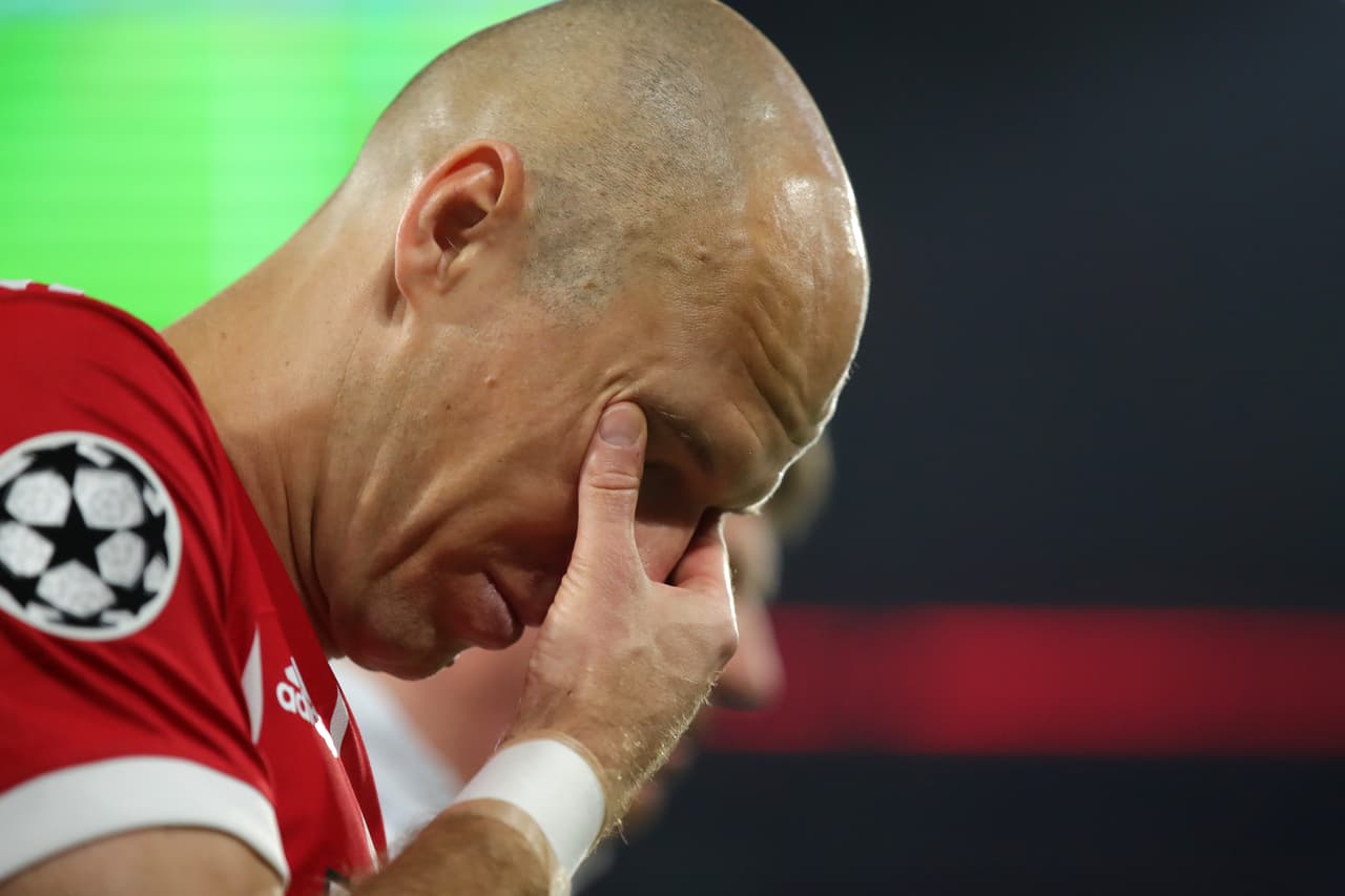 La lesión del holandés Arjen Robben obligó al cambio tempranero al minuto 8 del primer tiempo. Jerome Boateng al minuto 34 y Dani Carvajal al minuto 22 del segundo tiempo también salieron golpeados.