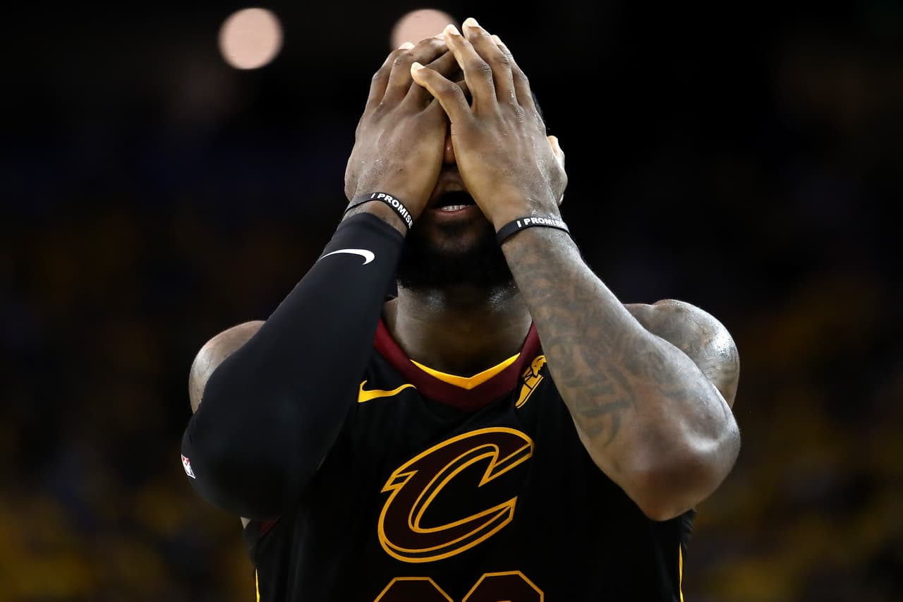 Increíblemente, cuando los de Cleveland tenían el partido a una canasta, con la posesión a cinco segudnos del final, J.R. Smith no se dio cuenta y corrió fuera de la zona de peligro para consumir el tiempo. El juego se fue a la prórroga.