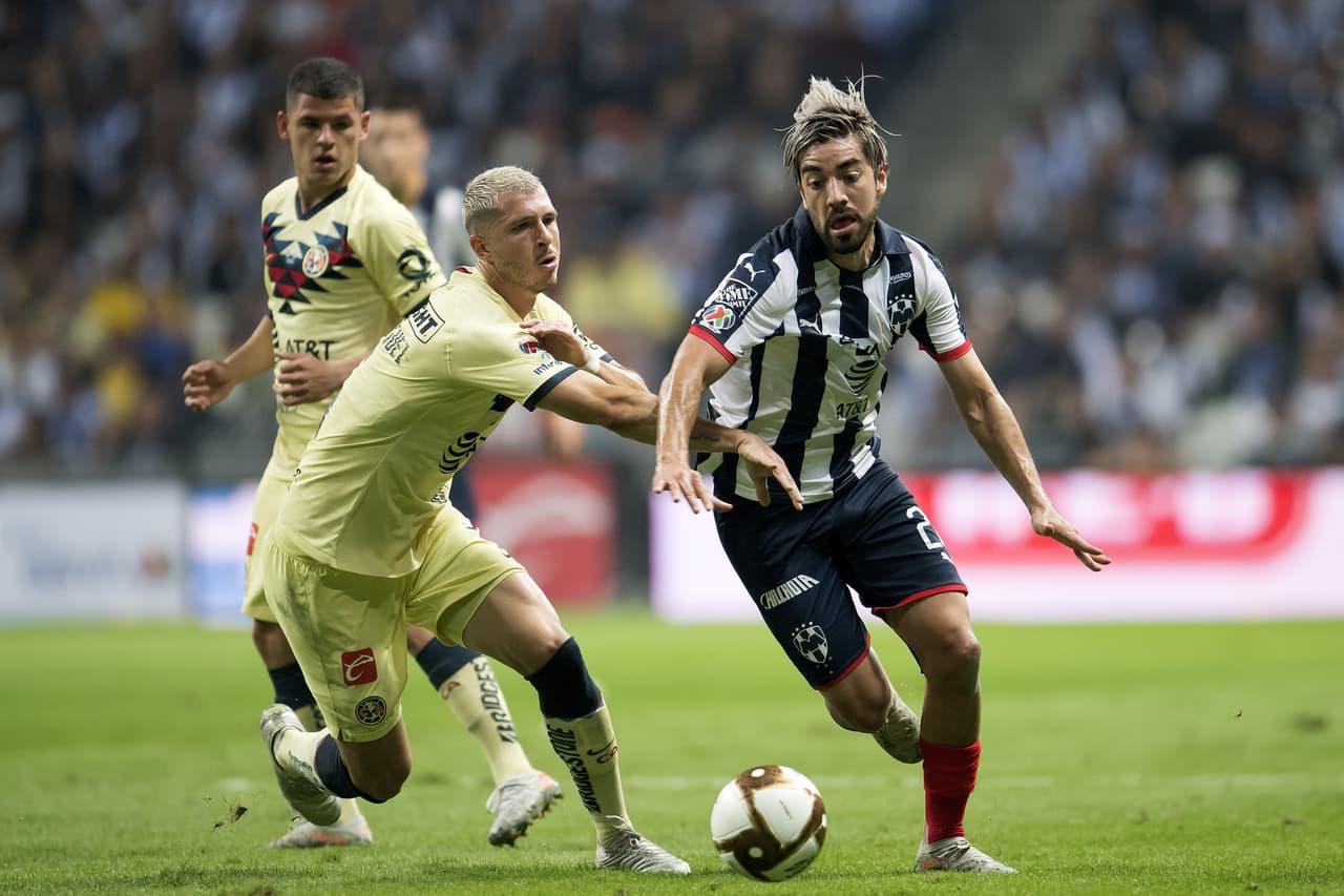 Difícil la lucha con Pizarro, a quien correteo en diversos lapsos del partido.