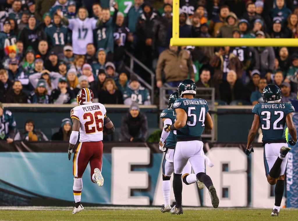 Y los Redskins respondieron con un touchdown de Adrian Peterson, quien se escapó 90 yardas para poner en ventaja 10-7 a Washington, restando 9:23 en el primer medio.