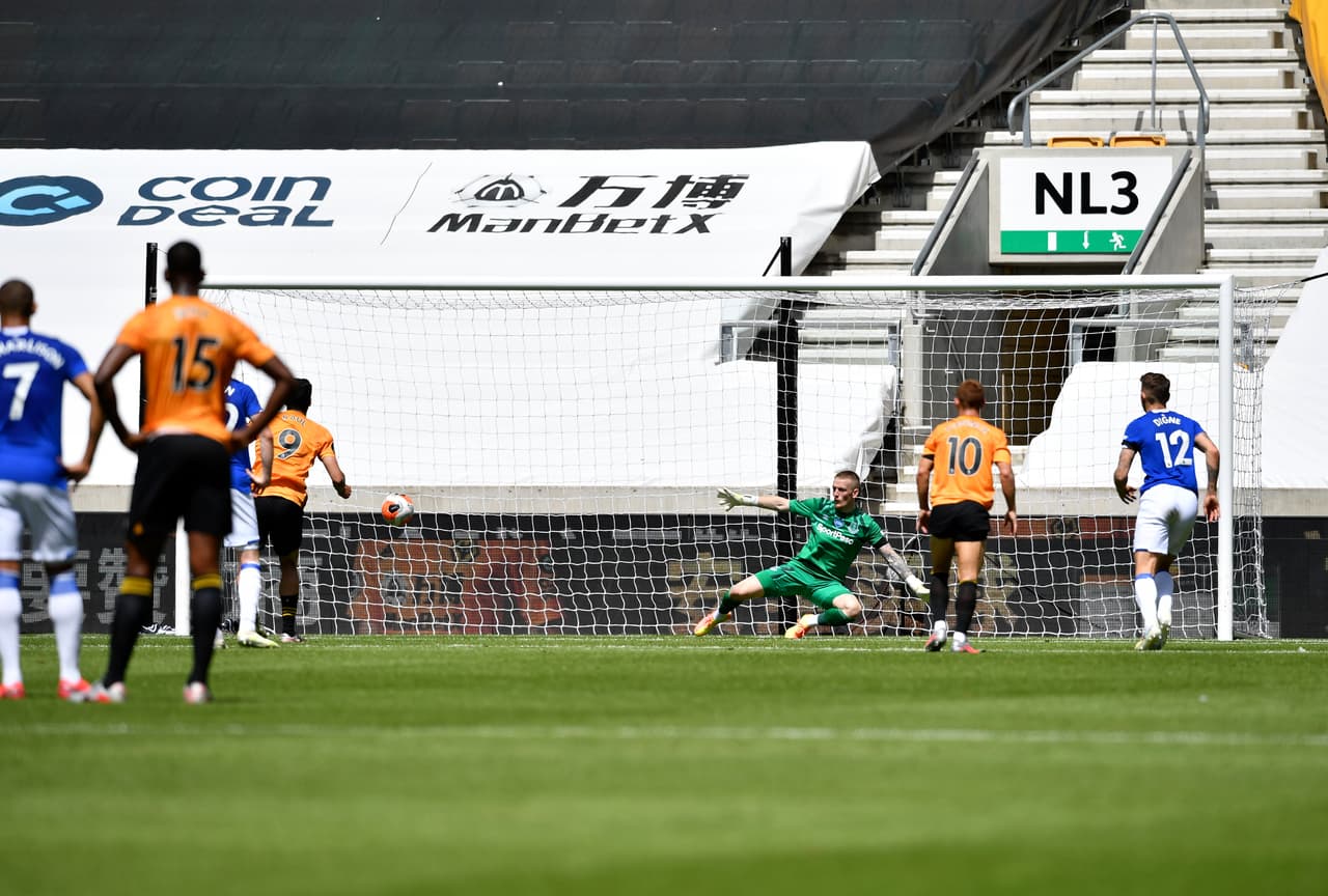 Hacia los últimos minutos de la primera mitad, Lucas Digne cometió falta contra Daniel Podence y el árbitro concedía penal favorable para los Wolves.