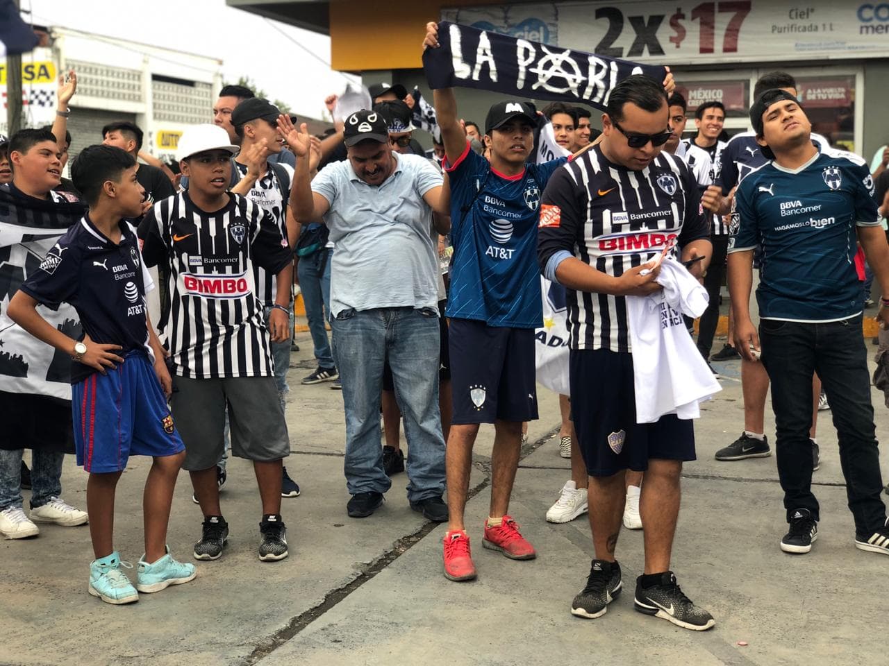 Este es el marco con el que las aficiones de los dos equipos regiomontanos se preparaban para alentar a Tigres y Rayados en el Clásico Regio edición internacional en la Final de la Liga Campeones de la Concacaf.