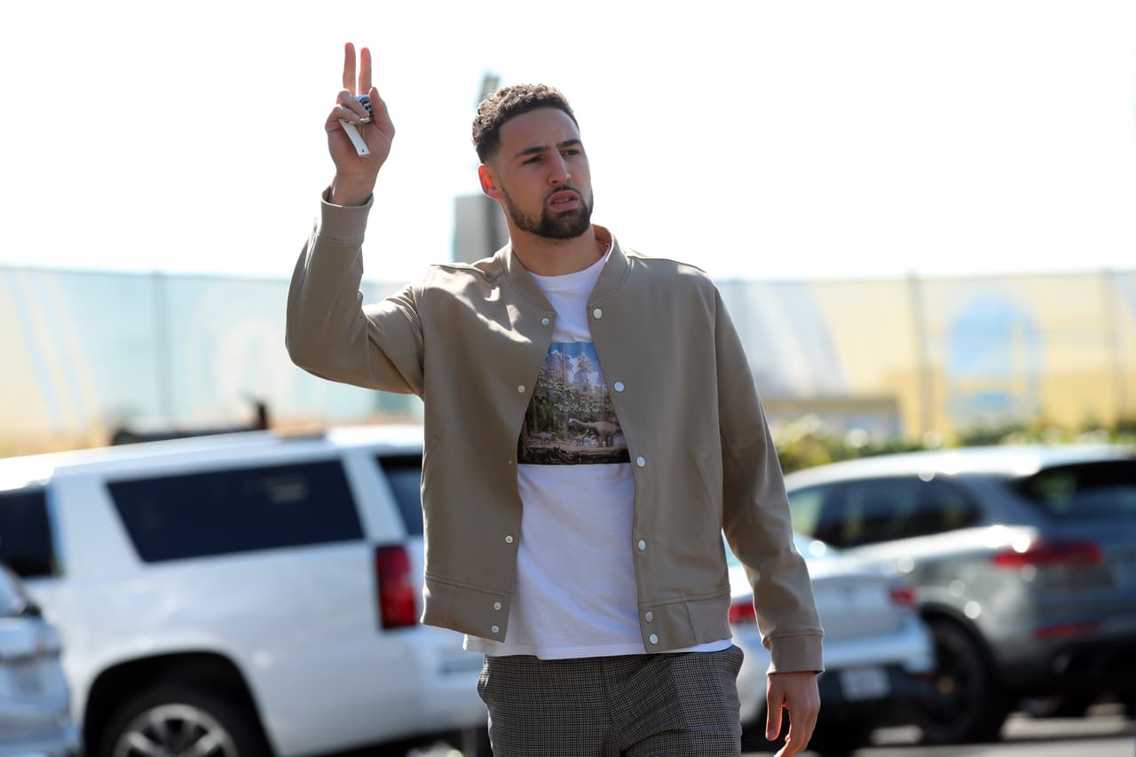 Los jugadores de Raptors y Warriors llegaron a Oracle Arena para la disputa del Juego 6 de las Finales NBA. Toronto busca destapar la champaña en patio ajeno y Golden State vivir un día más. Es el último partido NBA en la historia de Oracle Arena, en Oakland, ya que la temporada entrante el equipo se mudará al moderno Chase Center en San Francisco. Por ese motivo los aficionados acudieron a despedirse de la que ha sido su casa por más de cinco décadas.
