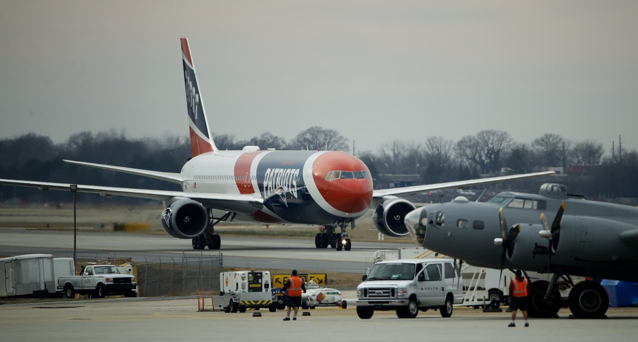 Imágenes del arribo de jugadores de los Rams y los Patriots al Aeorpuerto de Atlanta previo al Super Bowl LIII.
