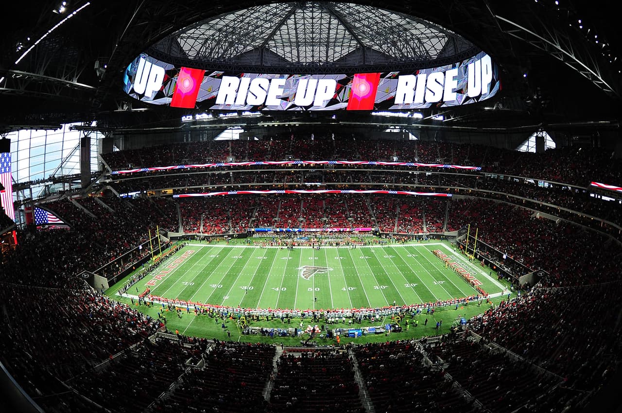 Uno de los estadios más nuevos de la NFL, el Mercedes Benz Stadium, casa de los Atlanta Falcons y del Atlanta FC de la MLS, costó 1,600 millones de dólares y abrió en 2017. ¿Qué más se puede decir?