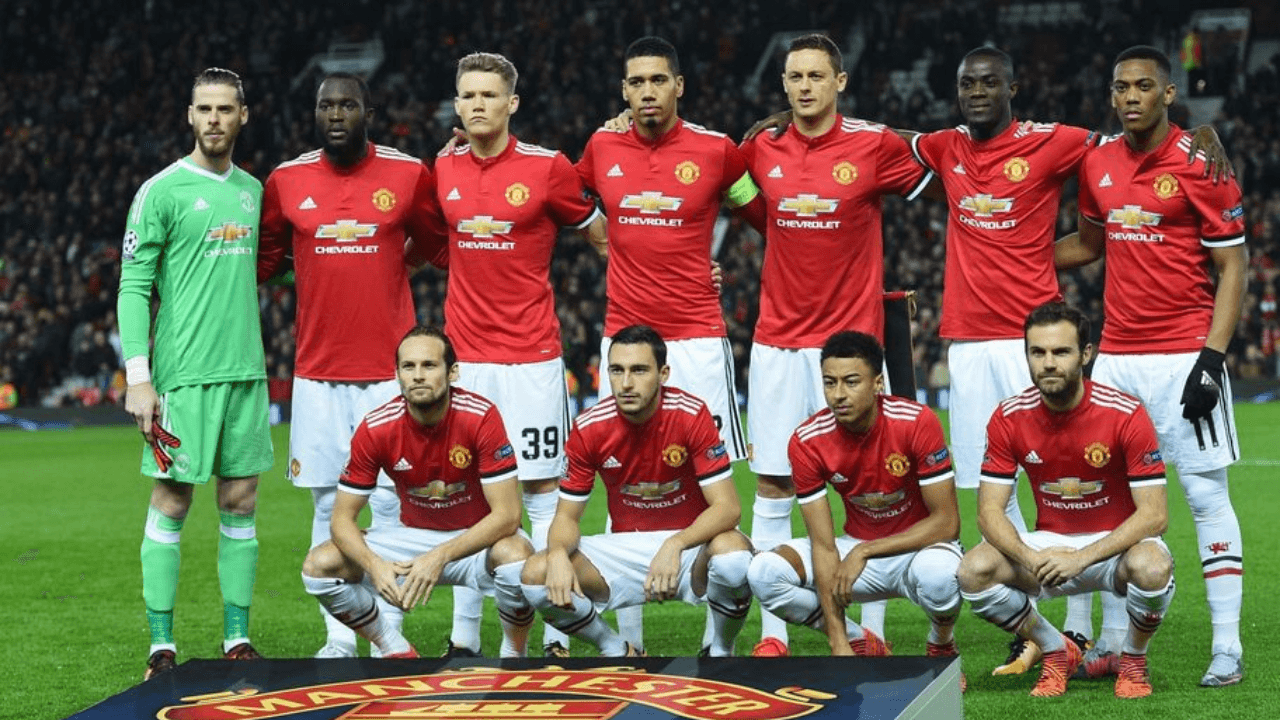 <b>Los dos posibles XI </b>
<br>- En el arco se mantiene David de Gea, como el portero indiscutible.
<br>- La línea de cuatro defensores prevalece en ambos sistemas tácticos.
<br>- En medio campo McTominay y Paul Pogba mandan.
<br>- La variante es en la zona de ataque donde pueden jugar con dos extremos y dos centros delanteros o, la otra opción, un mediapuntaa detrás de Jiménez y dos jugadores por las bandas.