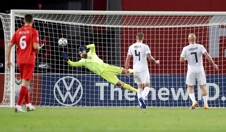 Goran Pandev, con 37 años, anota el gol de la victoria para Macedonia del Norte que los pone dentro de la Euro 2020 tras derrotar a Georgia. Es la primera vez que los macedonios califican a una Eurocopa en su historia.