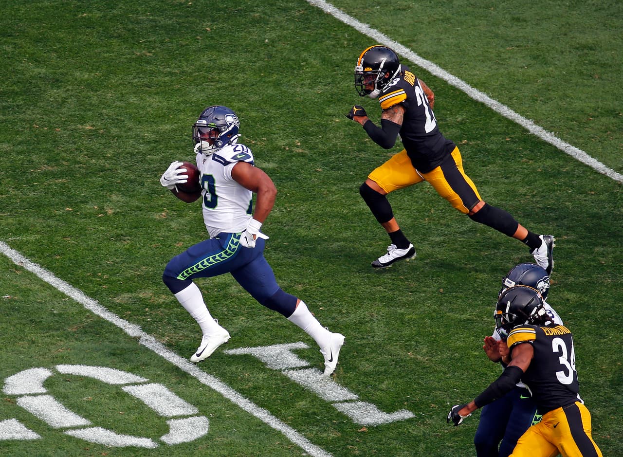 Rashaad Penny #20 de Seattle Seahawks hace un tochdown de 37 yardas.