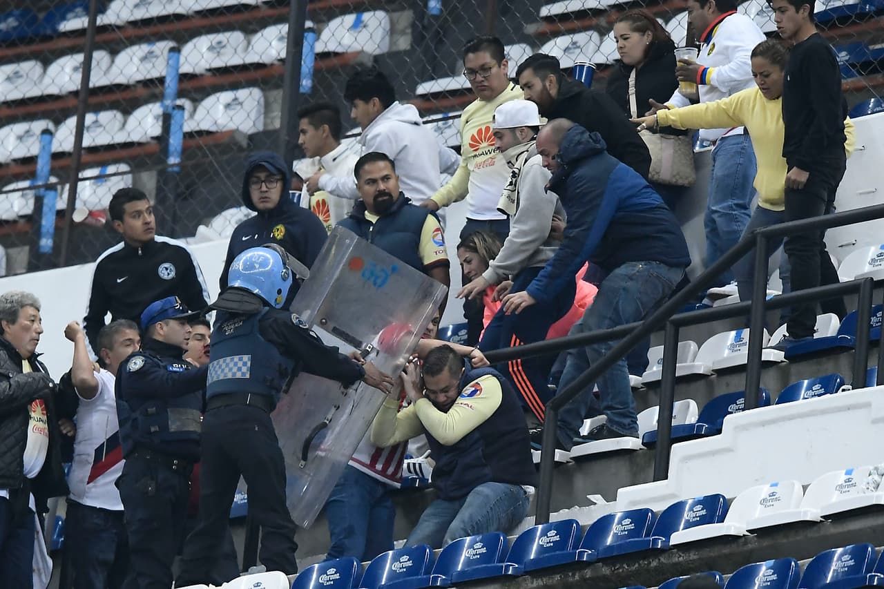 La policía tuvo que llegar hasta ese punto del Azteca para intentar frenar el incidente.