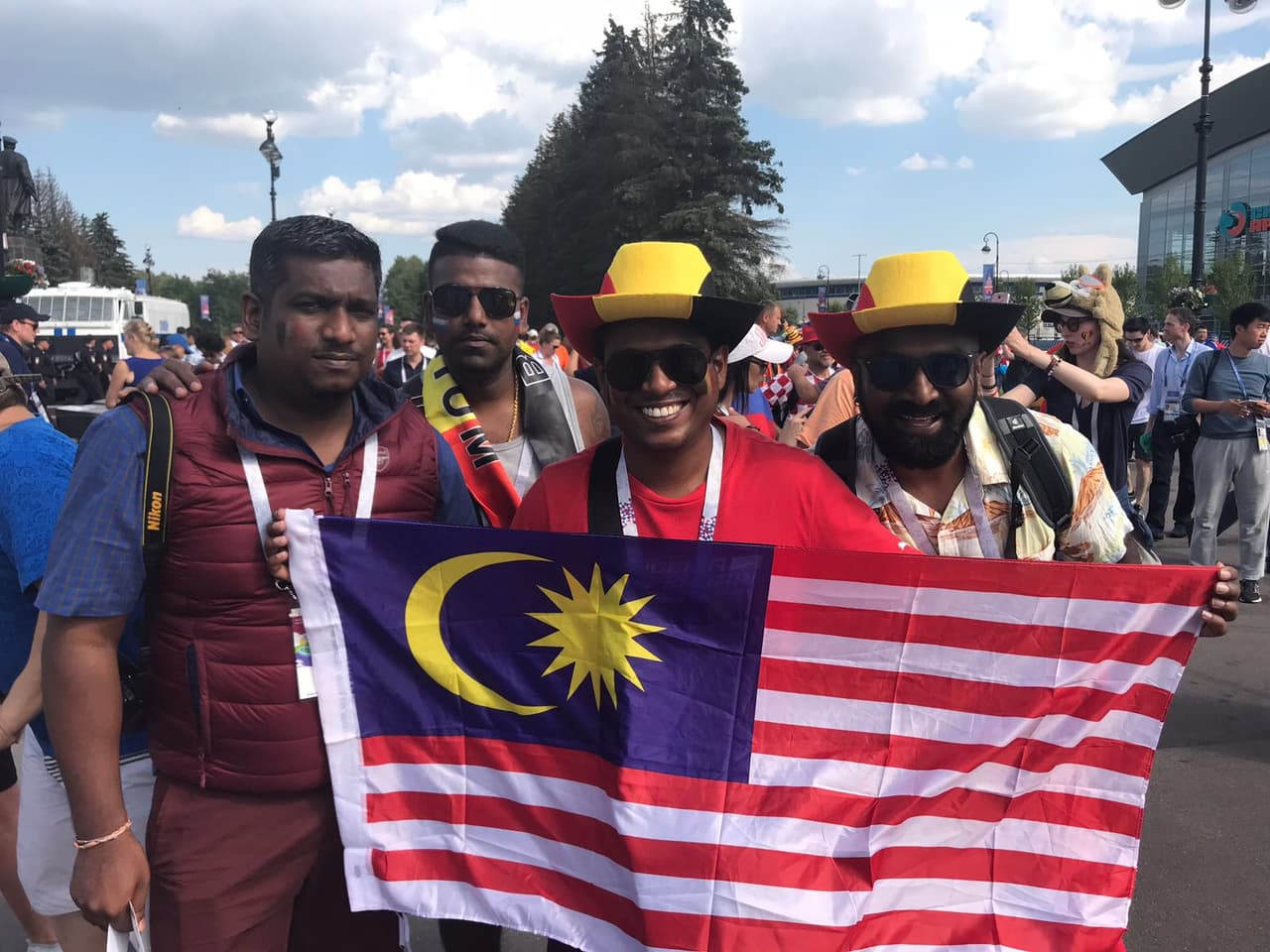 Fanáticos de Malasia ponen su colorido y alegría en la definición del tercer lugar del Mundial de Rusia 2018 entre Bélgica e Inglaterra en San Petersburgo.