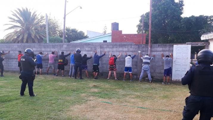 Por no encerrarse en casa acabaron encerrados en la cárcel