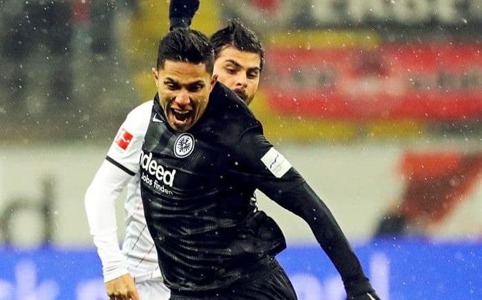 El defensa mexicano Carlos Salcedo jugó todo el partido con Eintracht Frankfurt en su triunfo 2-1 contra Bayer Leverkusen en la Jornada 15 de la Bundesliga.