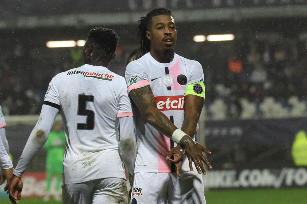 Paris Saint-Germain aplasta al Vannes Olympique Club con marcador de 4-0 durante la eliminatoria en la Copa de Francia. Presnel Kimpembe abrió el marcador al 28', pero fue Kylian Mbappé quien se lució con hat-trick (59', 71' y 76'), durante el partido. Lionel Messi no participó por dar positivo a COVID-19.