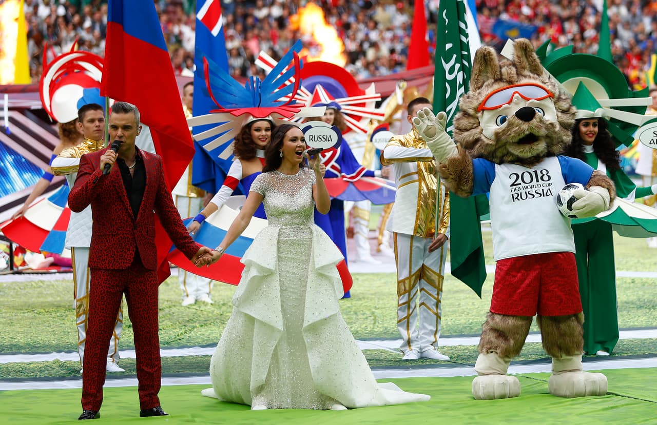 Robbie Williams ha dejado claro a lo largo de su carrera musical que siente una gran pasión por el futbol y para muestra, algunos ejemplos.