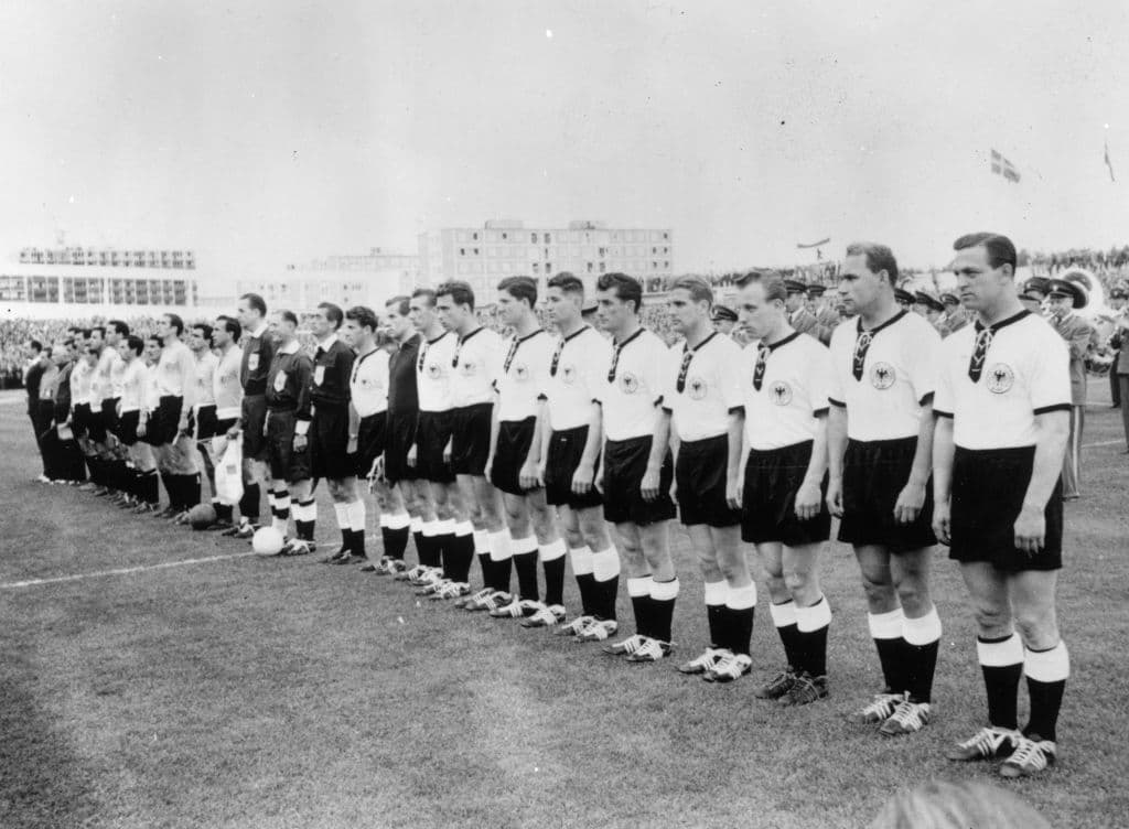 El primer partido que disputaron estos dos equipos fue el 8 de julio de 1958 en el Mundial de Suecia, el partido lo ganó el cuadro europeo 1-3.