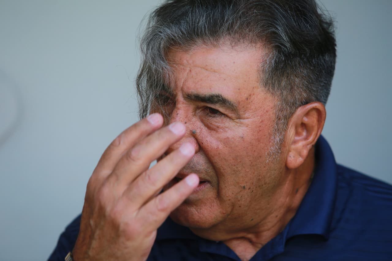 TOLUCA, MEXICO - APRIL 16: Carlos Reinoso head coach of Veracruz gestures during the 14th round match between Toluca and Veracruz as part of the Clausura 2016 Liga MX at Nemesio Diez Stadium on April 16, 2016 in Toluca, Mexico. (Photo by Hector Vivas/LatinContent/Getty Images)