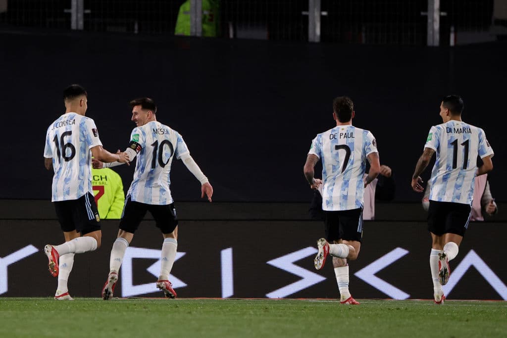 Con un asombroso hat trick de Lionel Messi, Argentina golea 3-0 a Bolivia y se sitúan en la segunda plaza de manera solitaria.