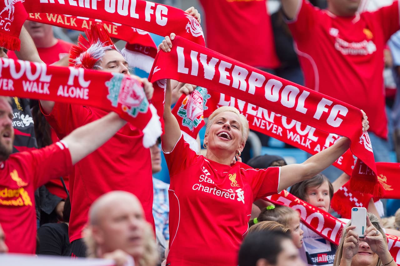 Liverpool tiene como un himno entre sus fanáticos la canción 'You will never walk alone', la cual entonan en Anfield antes de cada partido sagradamente.