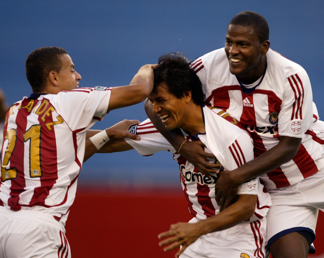 El defensa Claudio Suárez cerró su carrera como futbolista en 2006 también con Chivas USA.