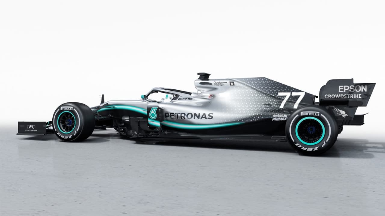 El Mercedes AMG-F1 Team se unió a la lista de los equipos que ya develaron su monoplaza para la nueva temporada de la máxima carpa del automovilismo. Sus colores plateado y azul marino siguen estando vigentes en un coche que emana elegancia y con el que Lewis Hamilton buscará retener su título de campeón mundial.