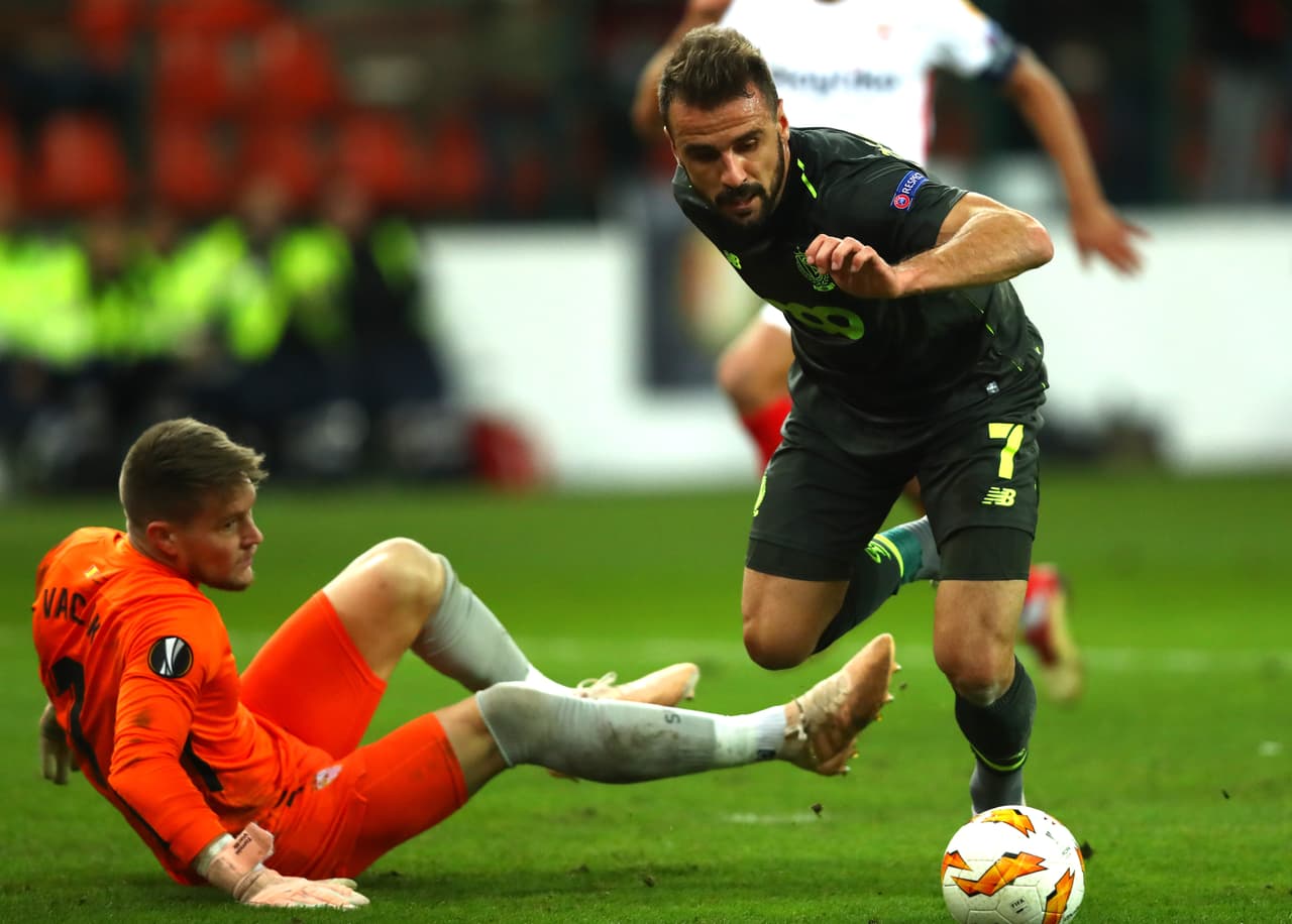 Pero la jugada no acabó allí: en el rebote el Standard estrelló el balón en el horizontal cuando el portero del Sevilla estaba vencido.