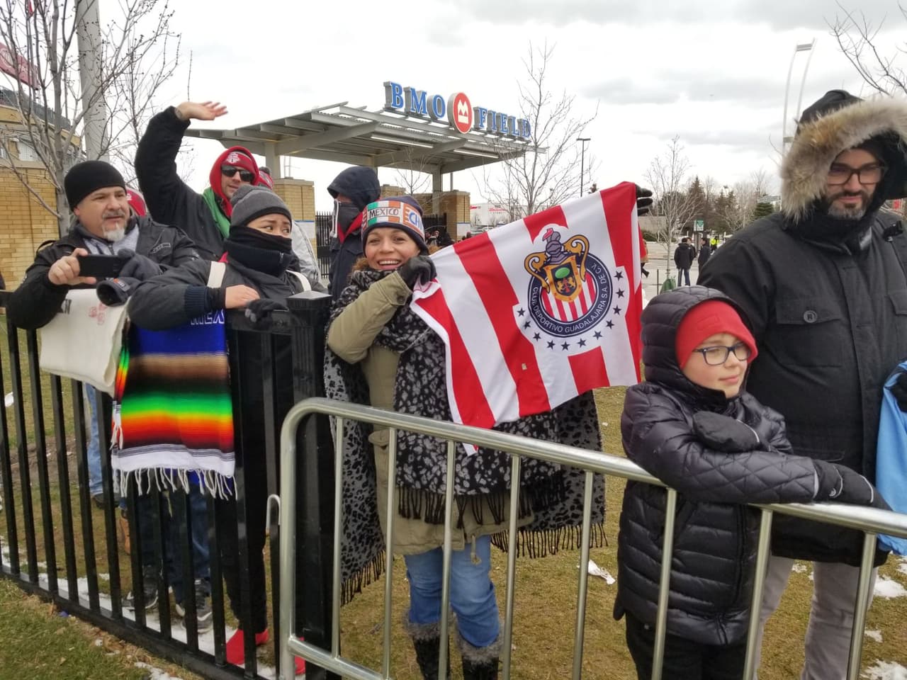 Los fanáticos de Toronto FC y de Chivas de Guadalajara tuvieron su propio duelo de protagonismo en las afueras del estadio y arrancaron el choque pacífico en la final de Liga de Campeones de Concacaf.