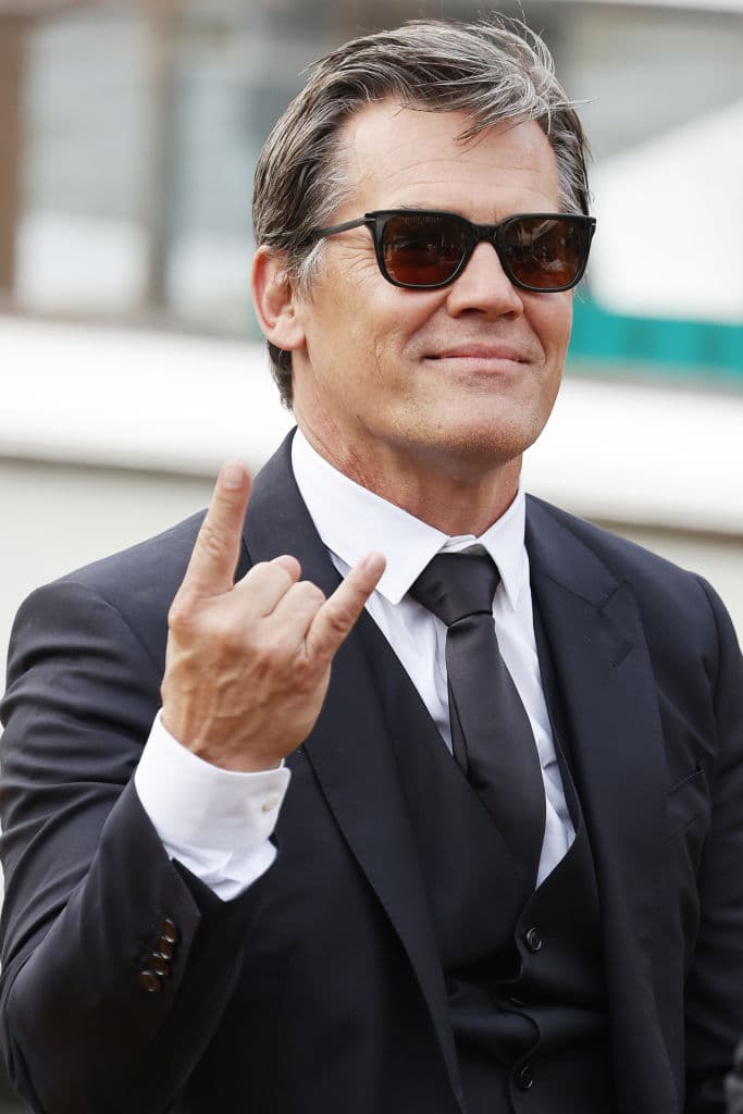 Un día deciden subir al desván de su casa, donde su padre guarda antigüedades. Allí encuentran el mapa de un tesoro perdido que data del siglo XVII, de la época de los piratas, y deciden salir a buscarlo repletos de espíritu aventurero.
<br>