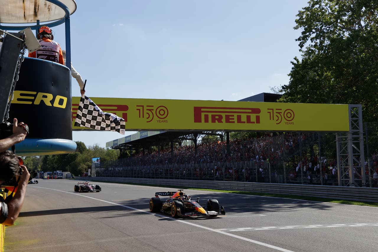 Verstappen ganó en el GP de Monza y el mexicano Sergio Pérez terminó en sexto lugar tras una estrategia que le ayudó a subir posiciones; la carrera finalizó con Safety Car tras abandono de Ricciardo.