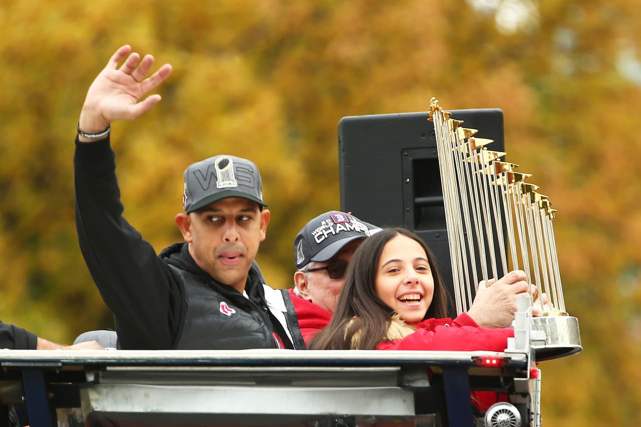 Golpean a manager de los Red Sox con lata de cerveza durante desfile de celebración