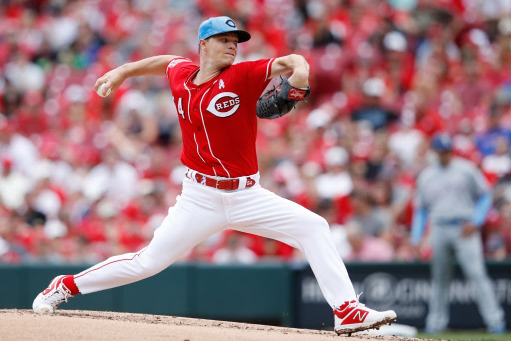 Gray (3-5) toleró cinco hits y tres carreras, con una base por bolas y ocho ponches para mejorar su marca a 3-1 y su efectividad a 2.93 en sus últimas cuatro aperturas.