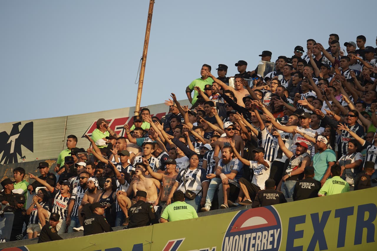 Rayados no estuvo solo en el 'Volcán', un grupo de fanáticos se ubicó en la parte alta del inmueble.