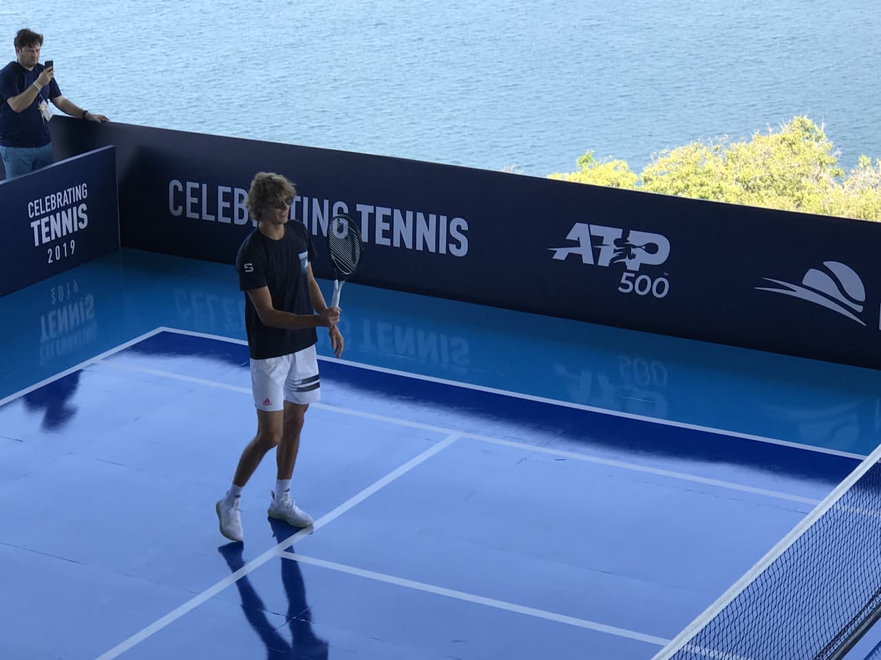 Aunque eso no impidió que de pronto Zverev atacara la red.