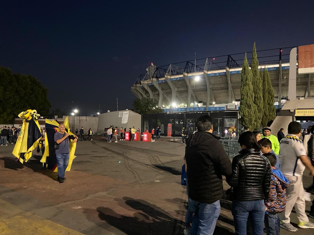 Los aficionados pueden adquirir todo tipo de productos alusivos al conjunto de Coapa previo al duelo de la Concachampions.