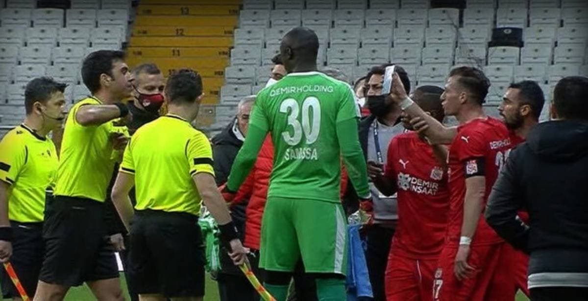 Expulsan a jugador por mostrar en su celular error al árbitro