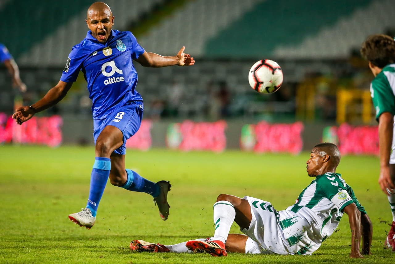 El mediocampista argelino Yacine Brahimi (izquierda) fue reemplazado al minuto 78 por el delantero mexicano Jesús Manuel Corona.