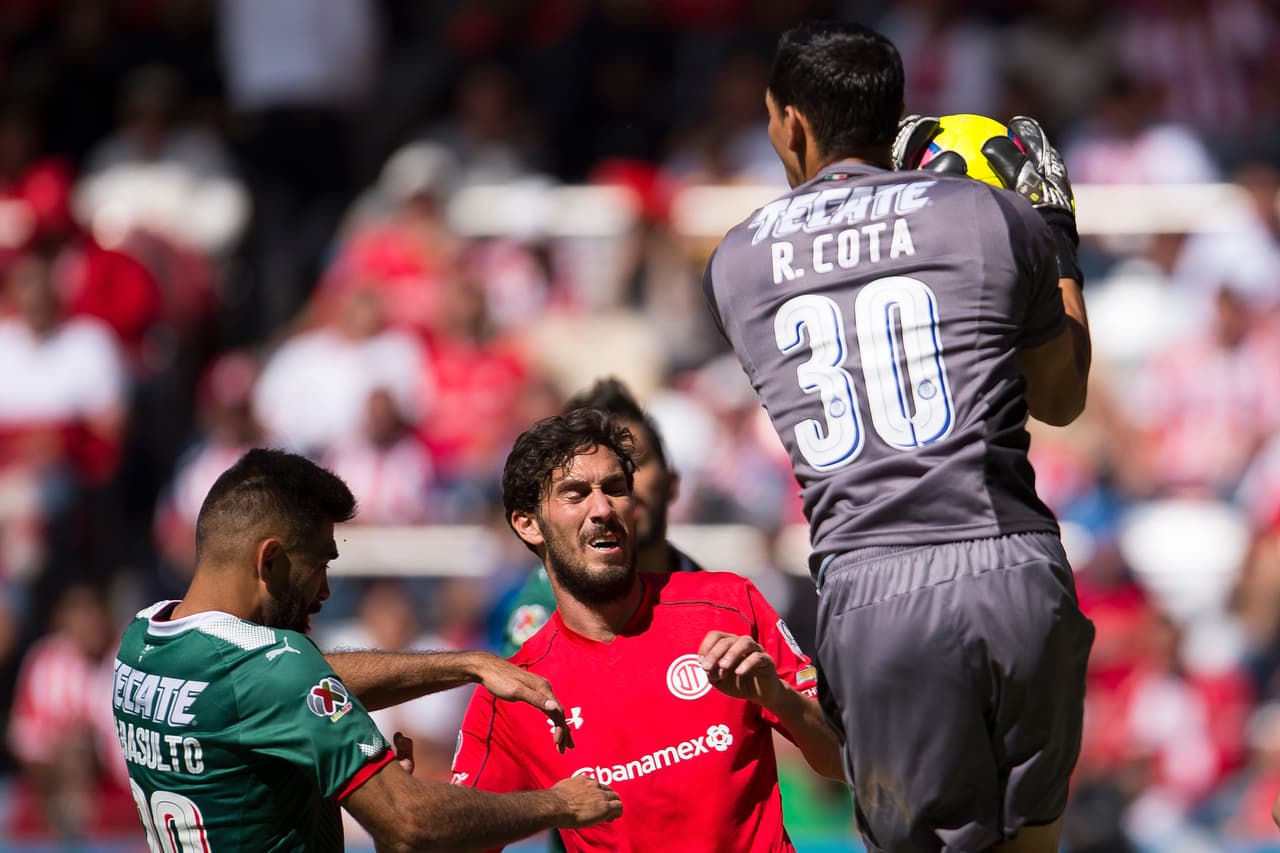 Luego de muchas negociaciones, la portería de Chivas continuará siendo defendida por Rodolfo Cota.