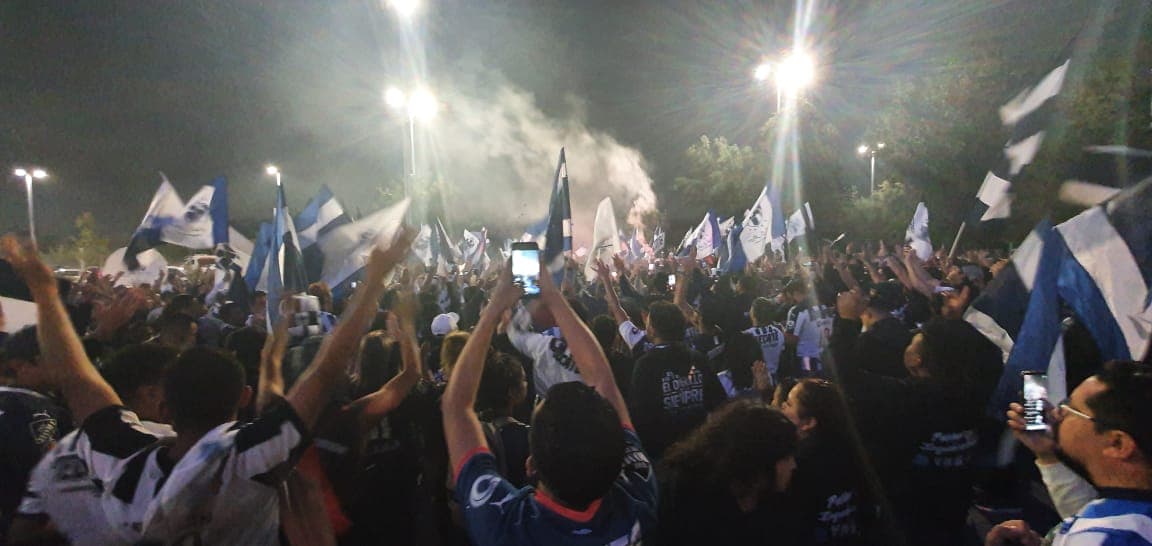 La afición de Rayados muestra confianza en su equipo y llega al Estadio con banderas, cánticos y bengalas.