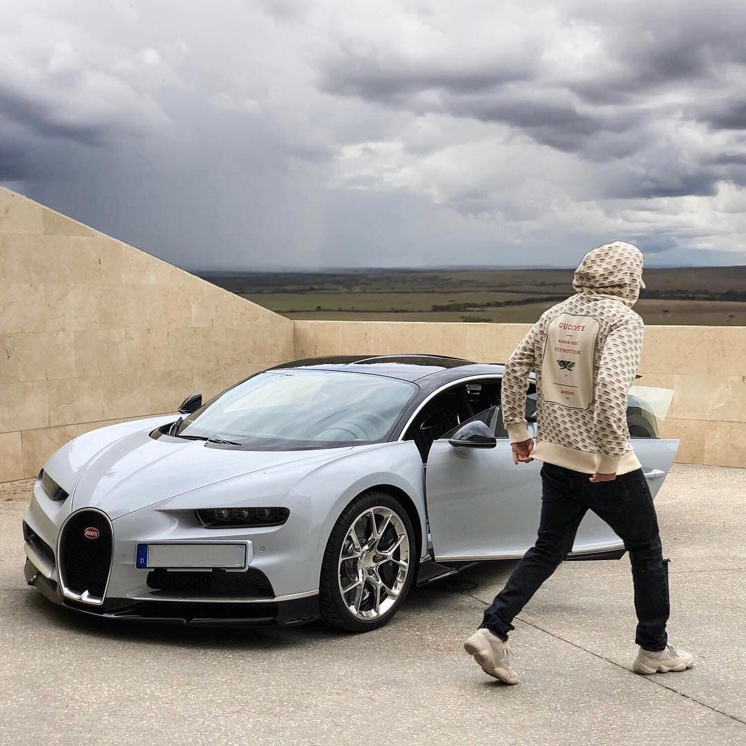 Su motor es un W16 de 8 litros en posición central con la capacidad de producir unos impresionantes 1,500 caballos de fuerza y 1,180 lb-pie de torque. Esta potencia la envía a cada una de sus ruedas a través de una caja de cambios DSG de doble embrague y siete relaciones.