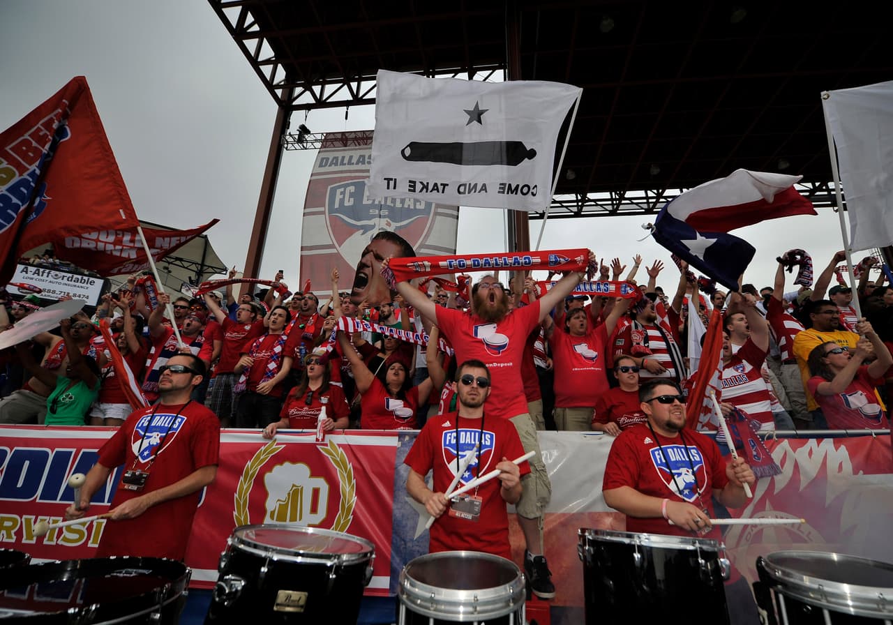 El ambiente en Dallas siempre está a tope en el Toyota Stadium gracias al imparable apoyo que los cinco grupos de afición le brindan por 90 minutos