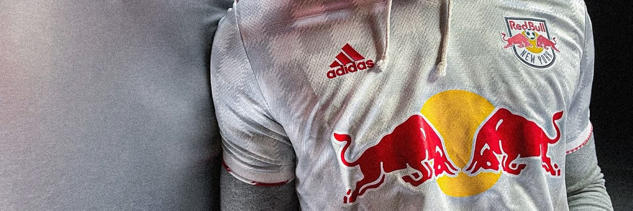 La nueva camiseta de New York Red Bulls para la temporada 2021 es un 'clásico' que recoge elementos de la casaca tradicional del conjunto taurino.
<br>
<br>Esta casaca fue bautizada como "1Beat Kit", y es un homenaje a la resiliencia de la comunidad del histórico club de MLS.
<br>