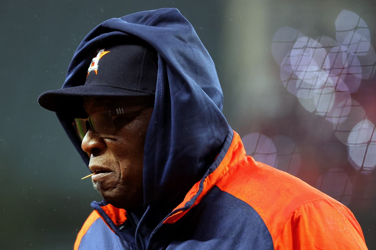 Tras dos outs en la cuarta entrada, Dusty Baker consultaba en la lomita y retiraba a Luis García por Blake Taylor.