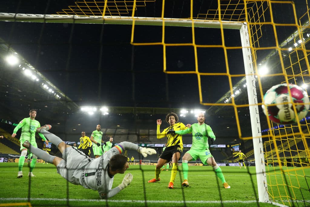 Dortmund venció 2-0 Wolfsburg en la Jornada 14 de la Bundesliga. Manuel Akanji marcó el primer tanto al minuto 66 y Jadon Sancho logró marcar el segundo casi al final del partido.
