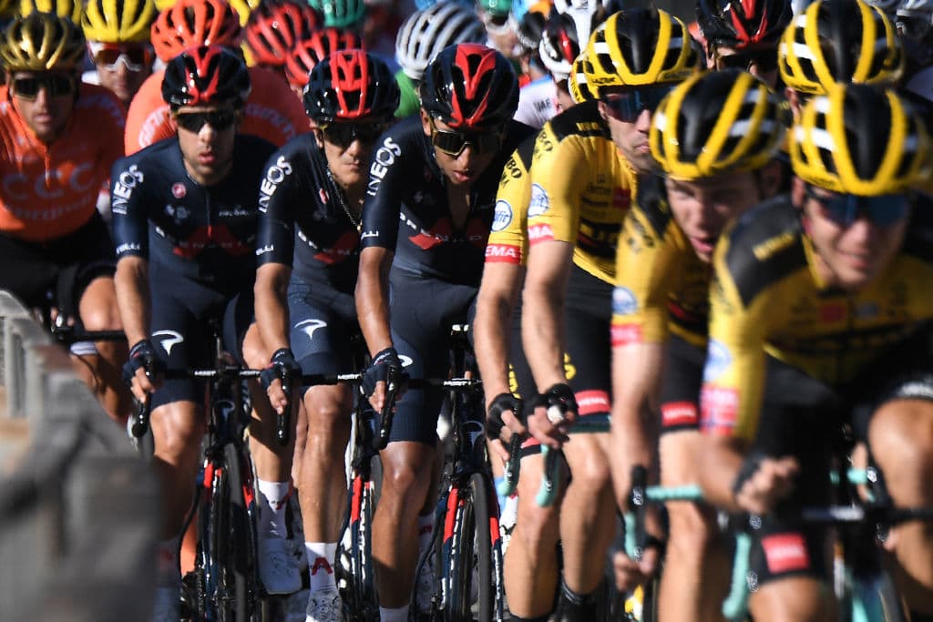 Del equipo Ineos, el ciclista colombiano Egan Bernal (4th-L) durante la carrera.