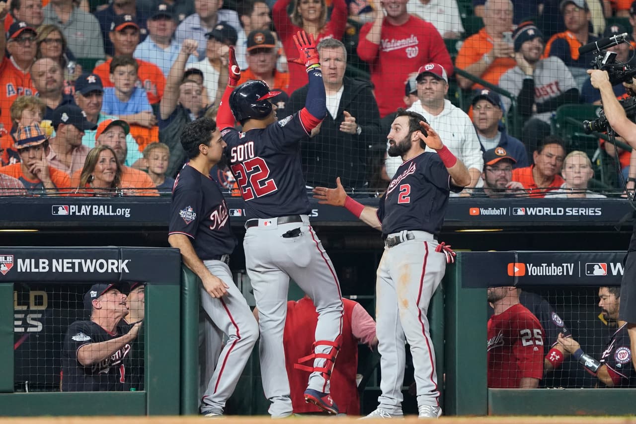 Los Houston Astros caen en el primer juego de la Serie Mundial 5-4 en el Minute Maid Park.