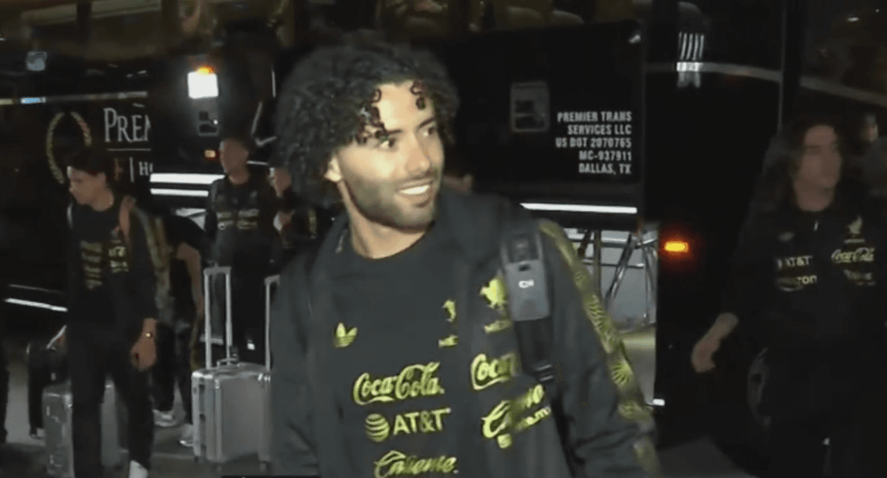 El Tri convive con aficionados a su llegada a Dallas