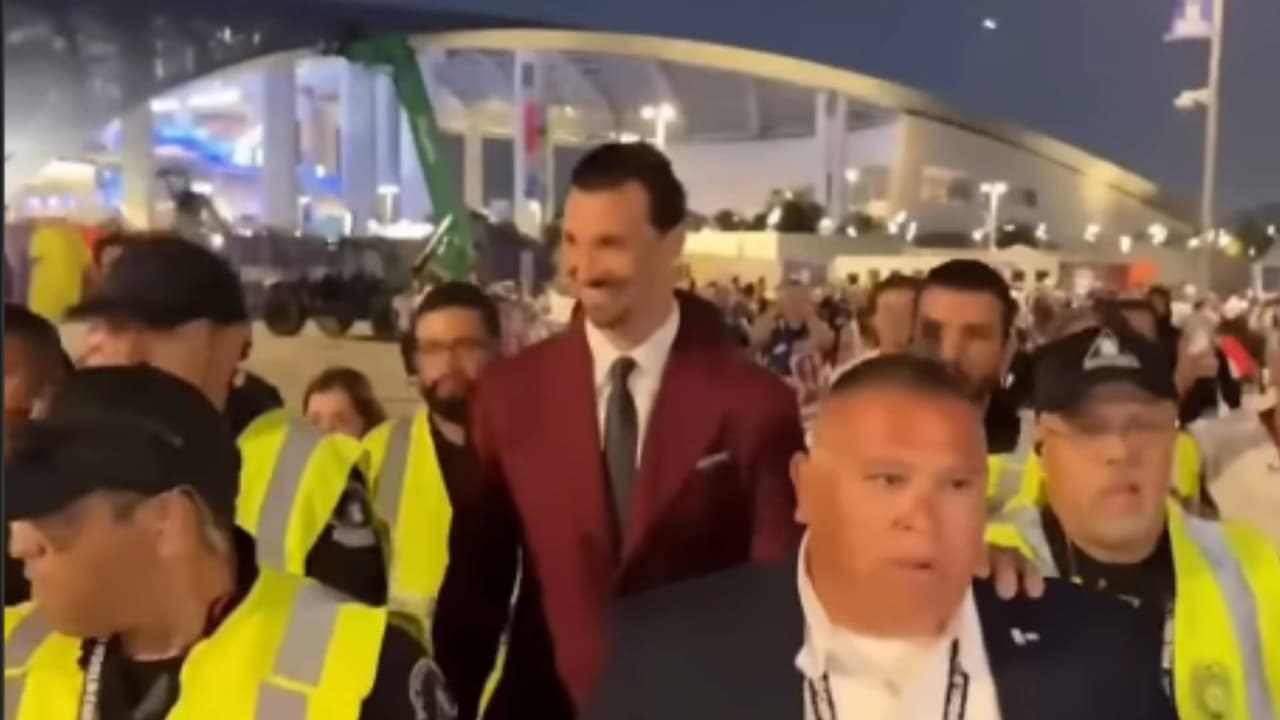 ¡México mágico! La reacción de Zlatan Ibrahimovic al toparse a un singular aficionado y un perro con lentes