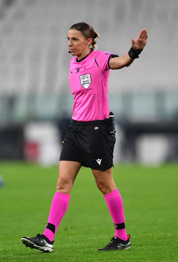 La Juventus golea al Dinamo de Kiev 3-0. Con goles de Federico Chiesa, Cristiano Ronaldo y Álvaro Morata. La árbitro Stéphanie Frappart se convierte en la primera mujer en pitar un partido de la Champions League.