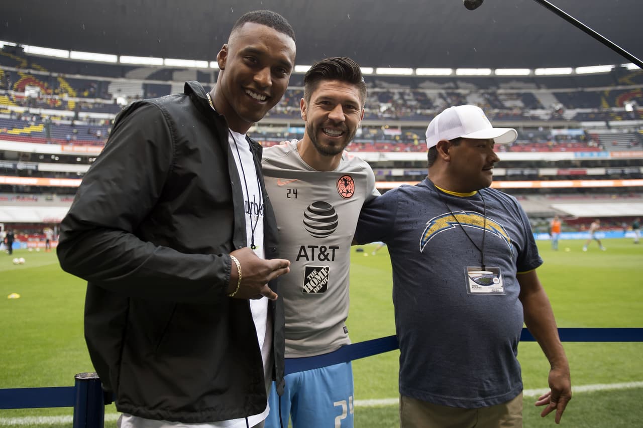 Michael Davis, cornerback de Los Angeles Chargers, confesó su gusto por América en su visita al estadio Azteca para promocionar el juego de NFL de su equipo contra los Kansas City Chiefs el 18 de noviembre en ese escenario.