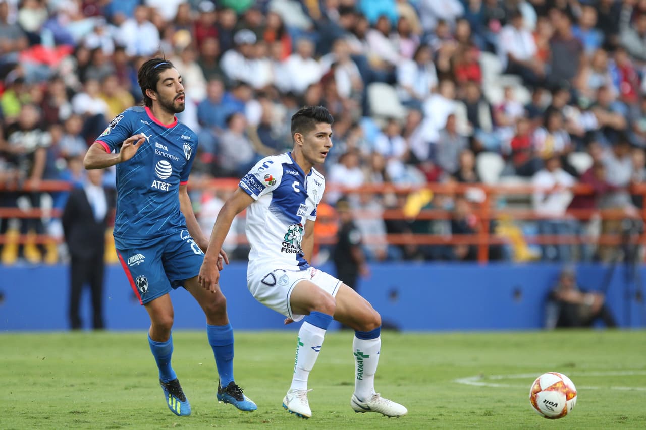 El defensa de Pachuca, Miguel Tapias, buscó el control de la pelota en esta jugada del encuentro.